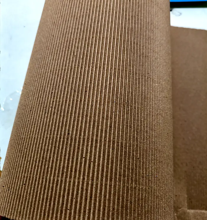 Detalhe de chapa de micro-ondulado
