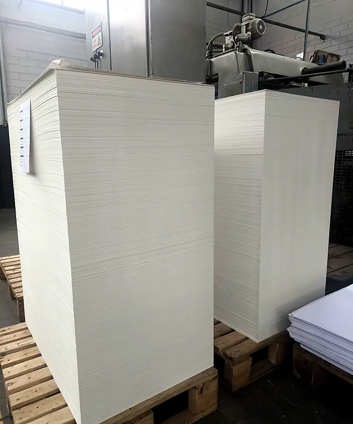 Pilhas de folhas de papelcartão prontas para impressão