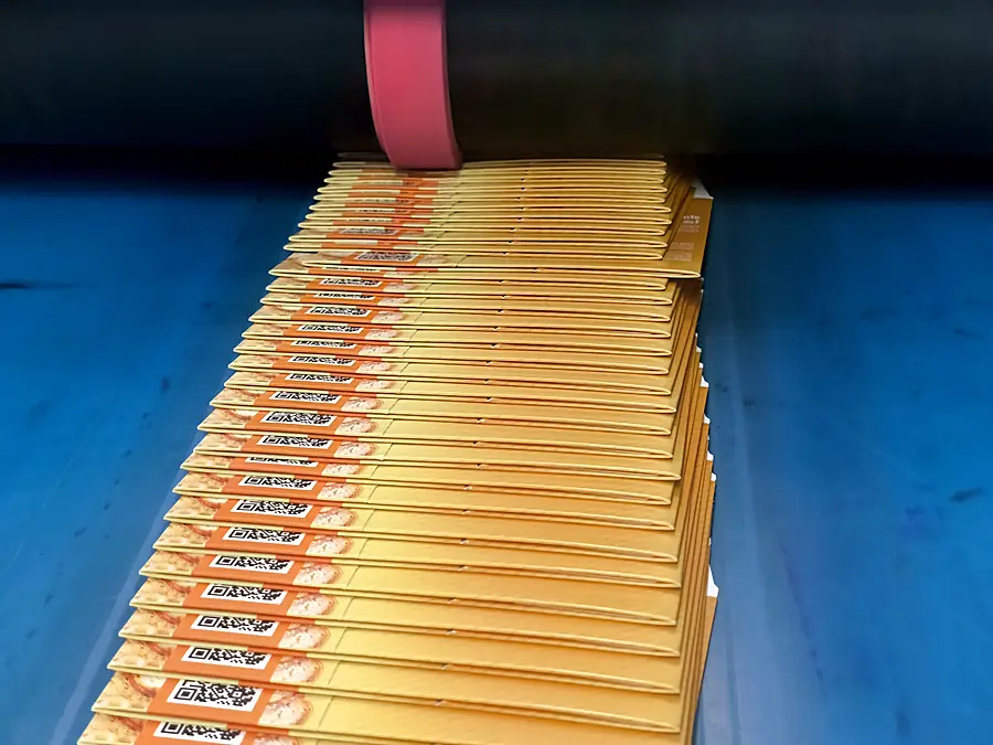 Cartuchos impressos alinhados na esteira de produção